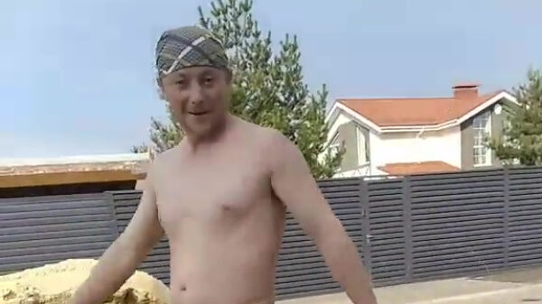 Opschepper laat zijn nieuwe lifehack zien