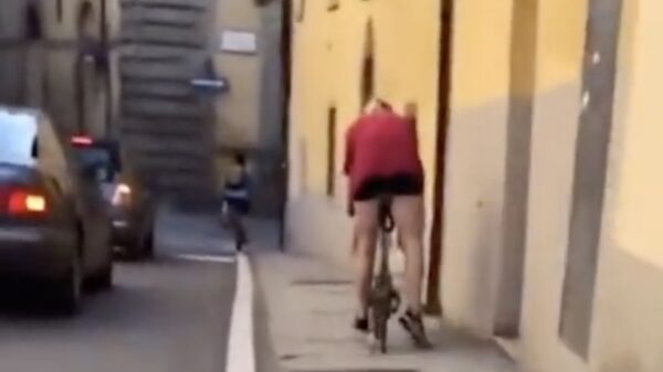 Dame op racefiets heeft nog niet geleerd om te remmen