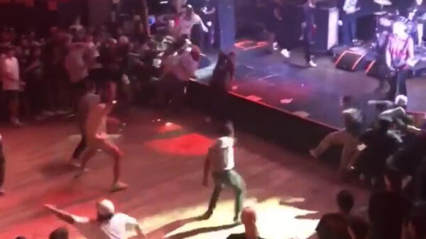 In de moshpit wordt keurig anderhalve meter afstand gehouden