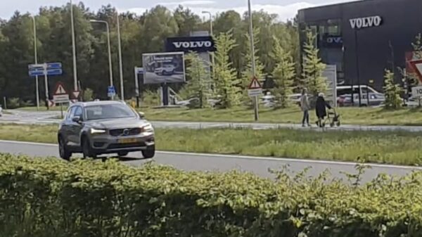 Ondertussen in Zeist: even in de berm parkeren en rustig met oma oversteken