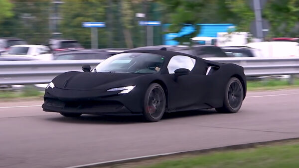 SF90 Stradale uitgevoerd in Vantablack is de allerzwartste Ferrari aller tijden