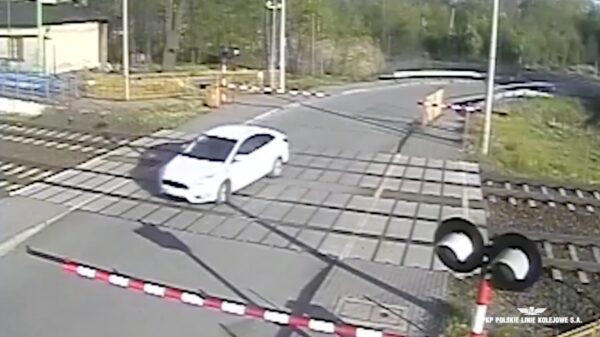 Haastige Pool negeert álle signalen en probeert voor de trein over te steken