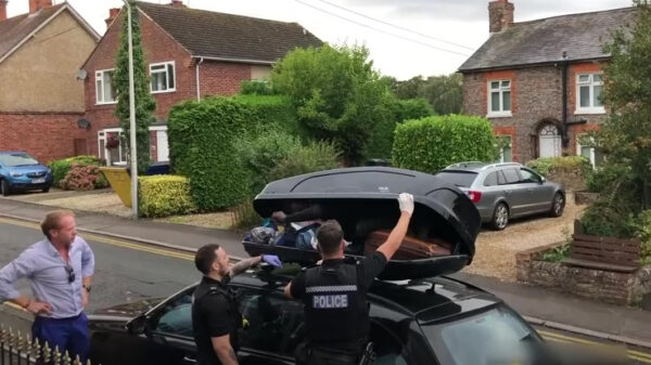 Brits gezin vindt na hun vakantie levend souvenir in hun dakkoffer