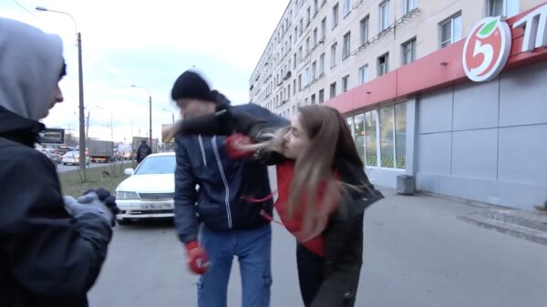 Man van "Stop a douchebag" krijgt kaakslag van vrouwelijke verkeerstokkie