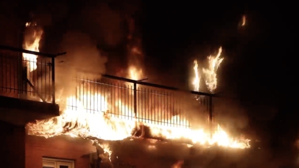 Dikke fik in Haagse Schilderswijk: tientallen huizen en moskee staan in brand