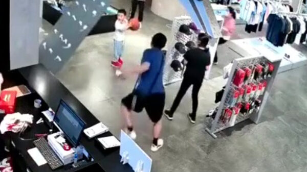 Koter laat in winkel zien dat balsporten soms knap gevaarlijk zijn