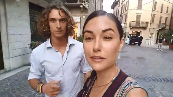 Sasha Grey wordt op straat herkend door een echte 'modeliefhebber'