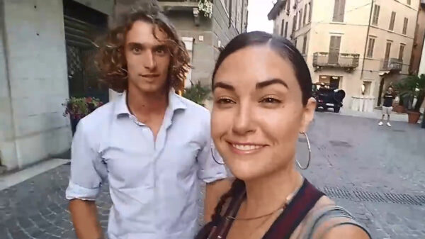 Sasha Grey wordt op straat herkend door een echte 'modeliefhebber'