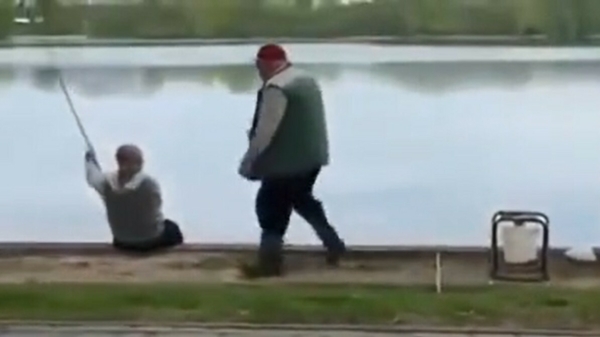 Poolse vissers lossen meningsverschilletje op door elkaar in het water te kieperen