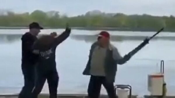 Poolse vissers lossen meningsverschilletje op door elkaar in het water te kieperen