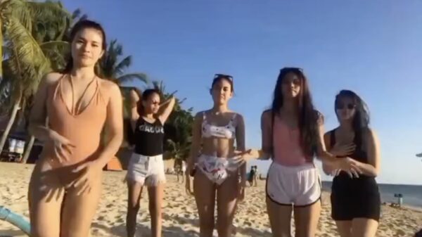 Lekker dansje op het strand laat alle hoofden draaien