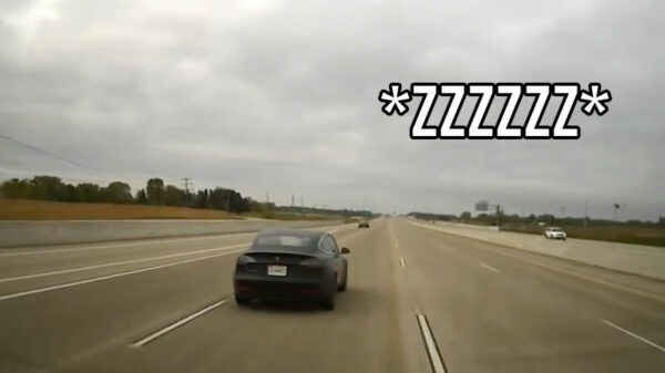 "Wat doe ik fout ome agent, mag je niet slapen in een Tesla?"