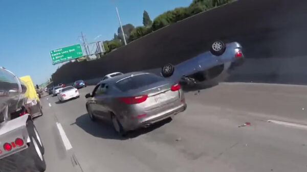 Haastige ritser flipt 'm lekker op z'n kantje