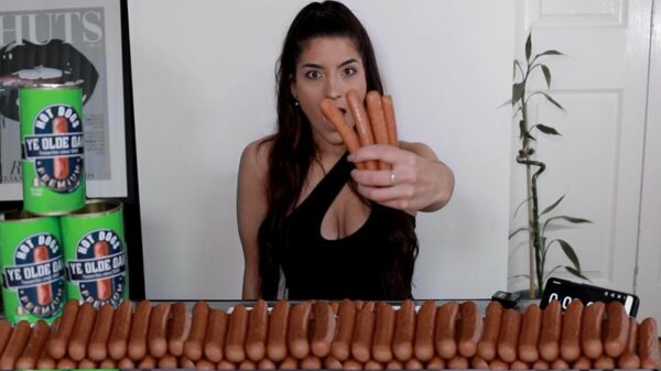 Leah Shutkever breekt het wereldrecord hotdogs ete... slikken