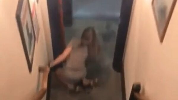 Chick heeft morgenochtend na het stappen waarschijnlijk knallende koppijn