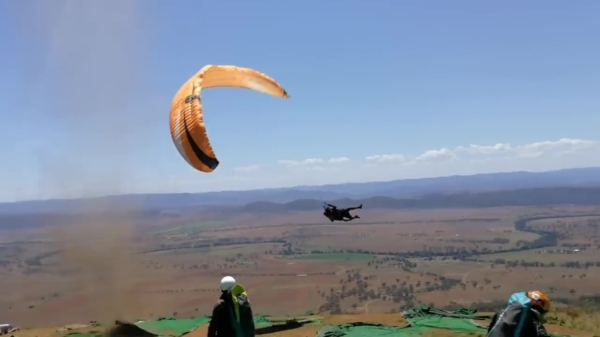 Parasailer maakt dankzij harde windvlaag een bijzonder hardhandige vlucht
