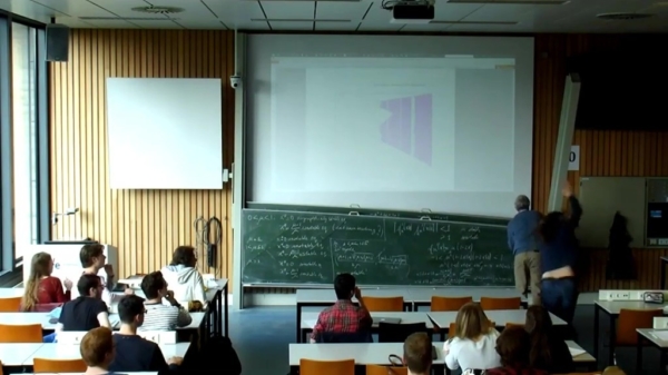 Schoolbord en student laten het heerlijk afweten tijdens college op TU Eindhoven