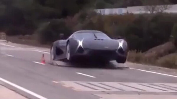 Hufterproofheid-testen van een Koenigsegg Regera doet wel een beetje pijn