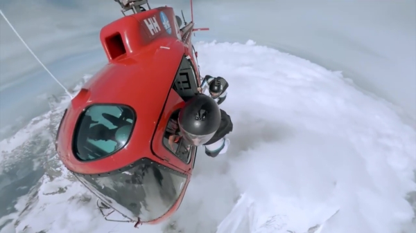 Wingsuiter met ballen van staal springt uit een vliegende helikopter