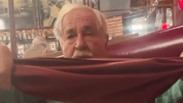 Opa laat een opmerkelijk goocheltrucje zien in een restaurant