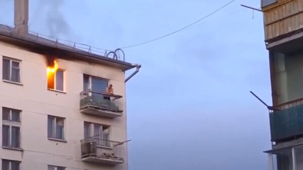 Dimitri kijkt rustig op zijn balkonnetje hoe zijn flat in de fik staat