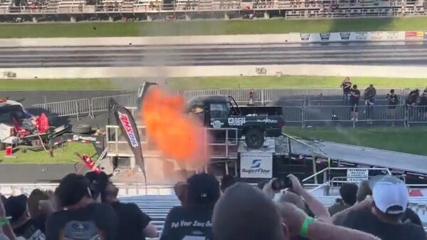 Publiek heeft behoorlijk veel geluk als de motor van een pickup-truck ontploft