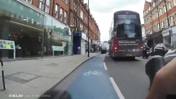 Britse fietser heeft nuttige informatie voor asociale foutparkeerder