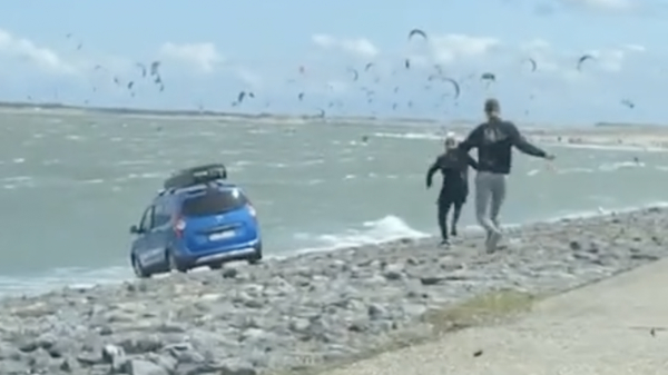 Doh! Toerist in Zeeland vergeet handrem en kan z'n auto uit 't water vissen