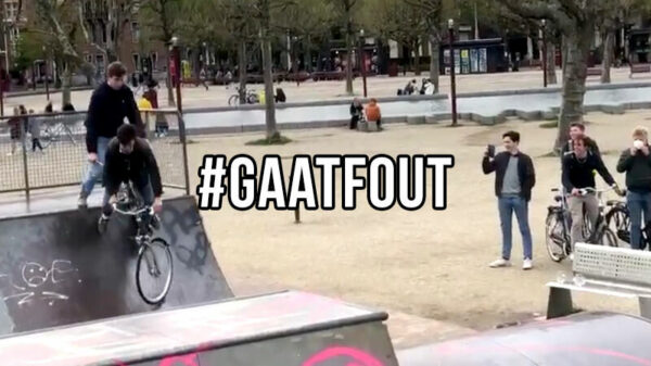 Idee van de dag: met z’n tweeën op een fiets de halfpipe op het Museumplein indroppen