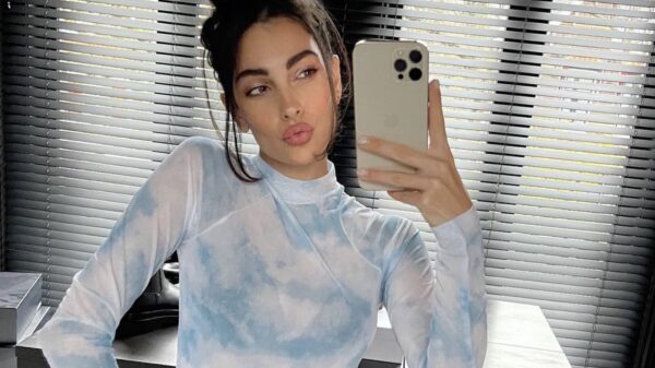 Anna Nooshin iets té opgewonden over haar nieuwe outfit