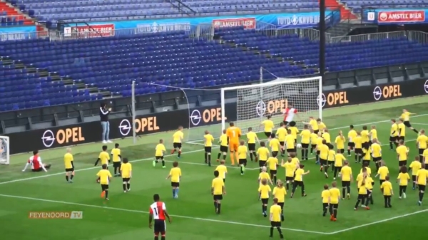 Chaos op het veld: Feyenoord neemt het in de Kuip op tegen 120 koters