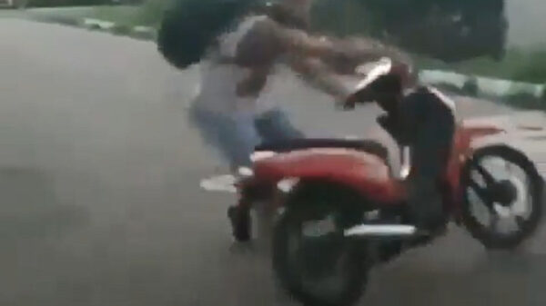 Scooterbink maakt even de dikste wheelie uit zijn carrière