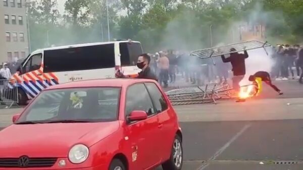 NAC-supporter overleden tijdens rellen, hulpverleners bij reanimatie belaagd met vuurwerk