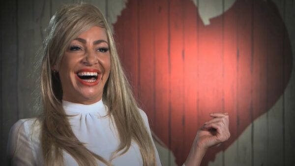 Oude doos: kettingrokende Laura gebruikt een haardroger voordat ze op date gaat