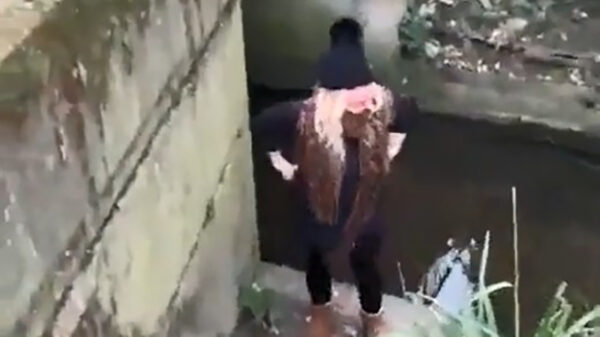 Vriendin glijdt uit en gaat kopje onder