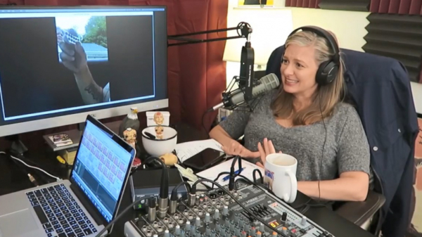 Podcaster Christina Pazsitzky ruft en boert erop los tijdens live-uitzending