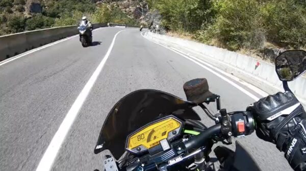 Motorrijder vs automobilist vs tricky bocht; wie is hier de schuldige?