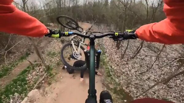 BMX'er blijft lachen ondanks dat hij ondersteboven wordt gereden