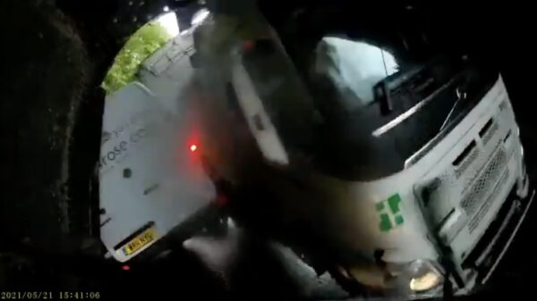 Chauffeur schat tunneltje niet helemaal lekker in en ramt stilstaande bus