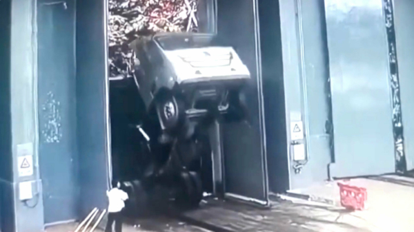 Chinese vuilniswagen klettert meters naar beneden tijdens dumpen van afval