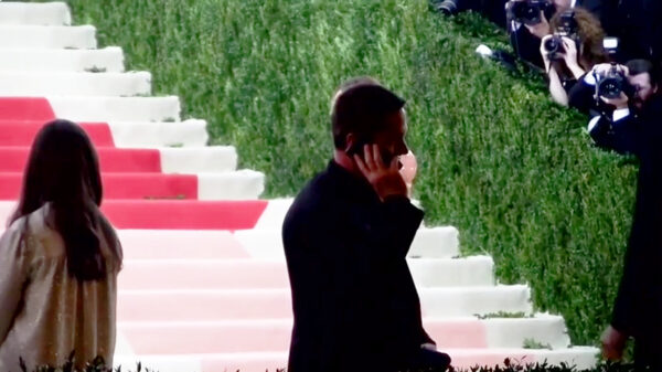 Held met telefoon weet paparazzi heerlijk te trollen