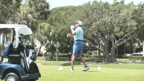 Mensen op de golfbaan trollen met een luchthoorn blijft grappig