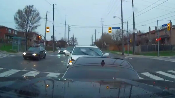 Dat appen en rijden tegelijkertijd een slecht idee is wordt nog maar eens keihard duidelijk