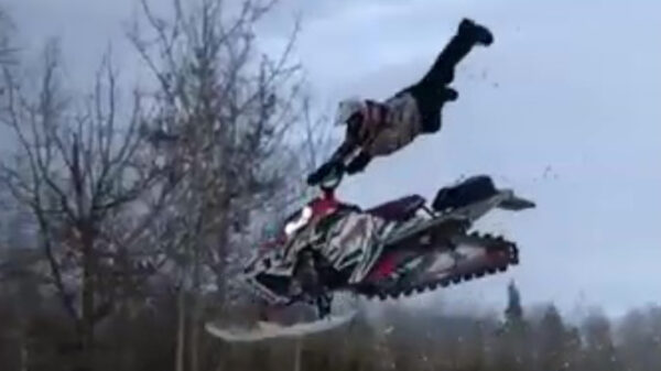 Sneeuwscooter-stunter maakt een keiharde klapper