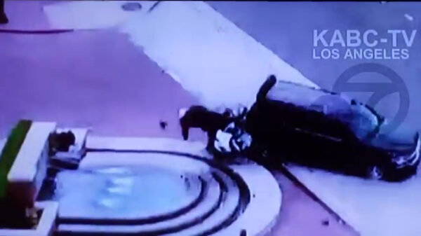 Burgemeester beukt na crash een politieagent keihard van zijn motor