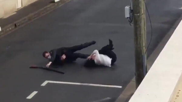 Kijk USA, zo kan het ook: Franse Gendarmerie maakt gewapende vrouw onschadelijk