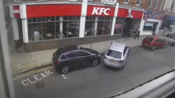 Bestuurder heeft zo'n zin in kip dat 'ie spontaan niet meer kan inparkeren