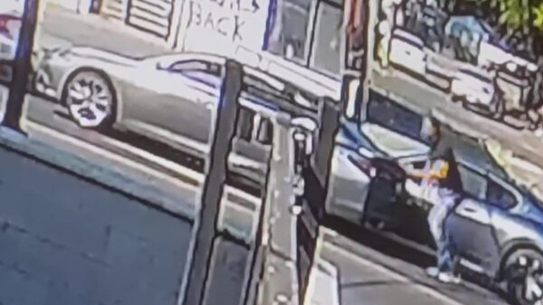 Jij mij afsnijden? Hier, twee kogels in je schouder!