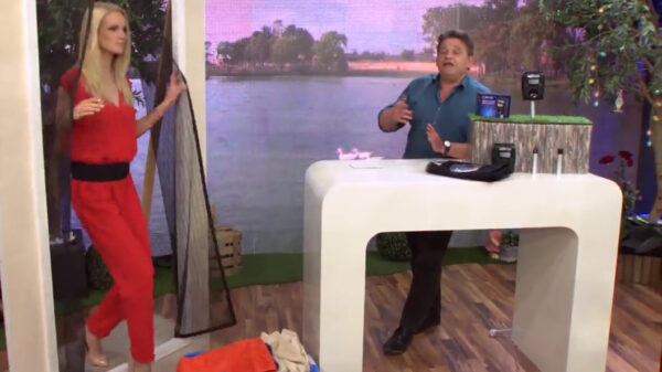 Hordeur blijkt voor blonde presentatrice nét een brug te ver