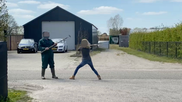 Vrouw valt overbuurman aan met schep tijdens burenruzie in 't Limburgse Lottum